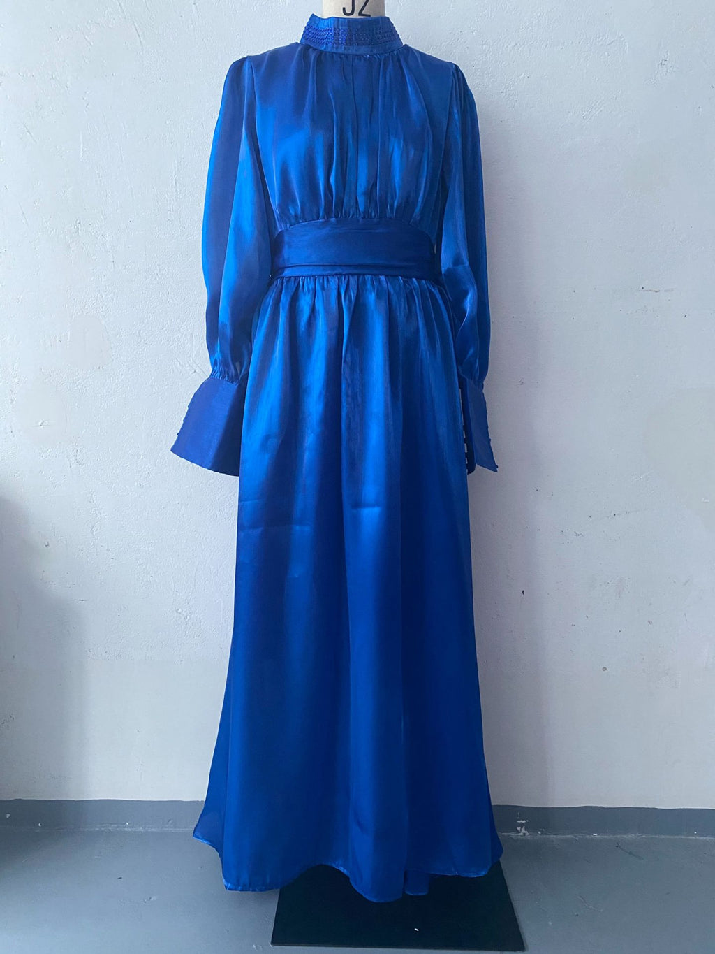 Women's Fashionable Dress with Waist-Cinching Design and Long Sleeves