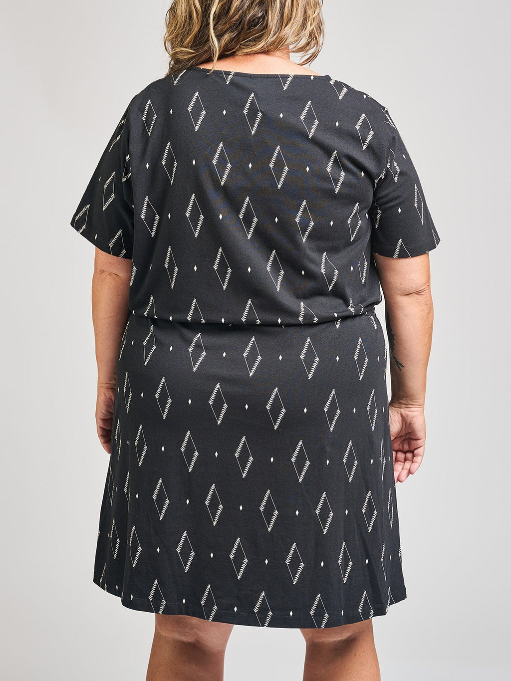 Abby Drawstring Plus Size Dress - Diamond Vine Black