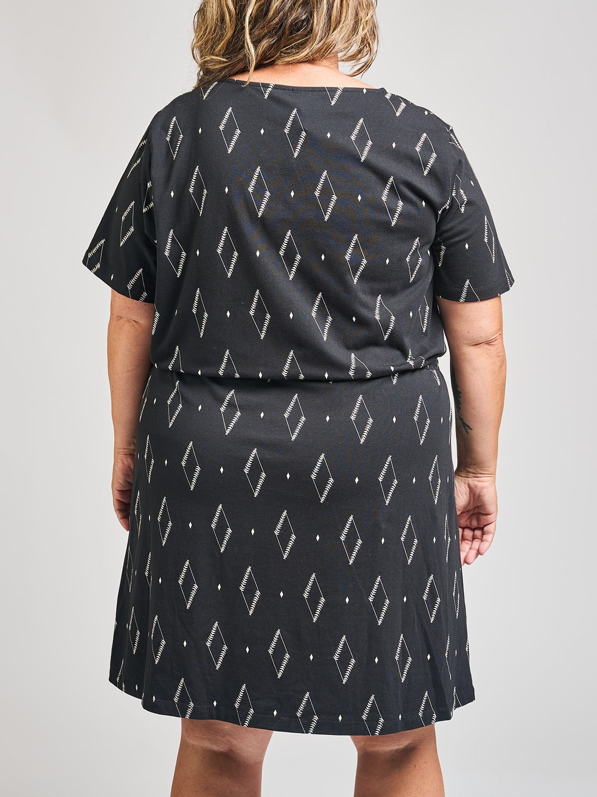Abby Drawstring Plus Size Dress - Diamond Vine Black